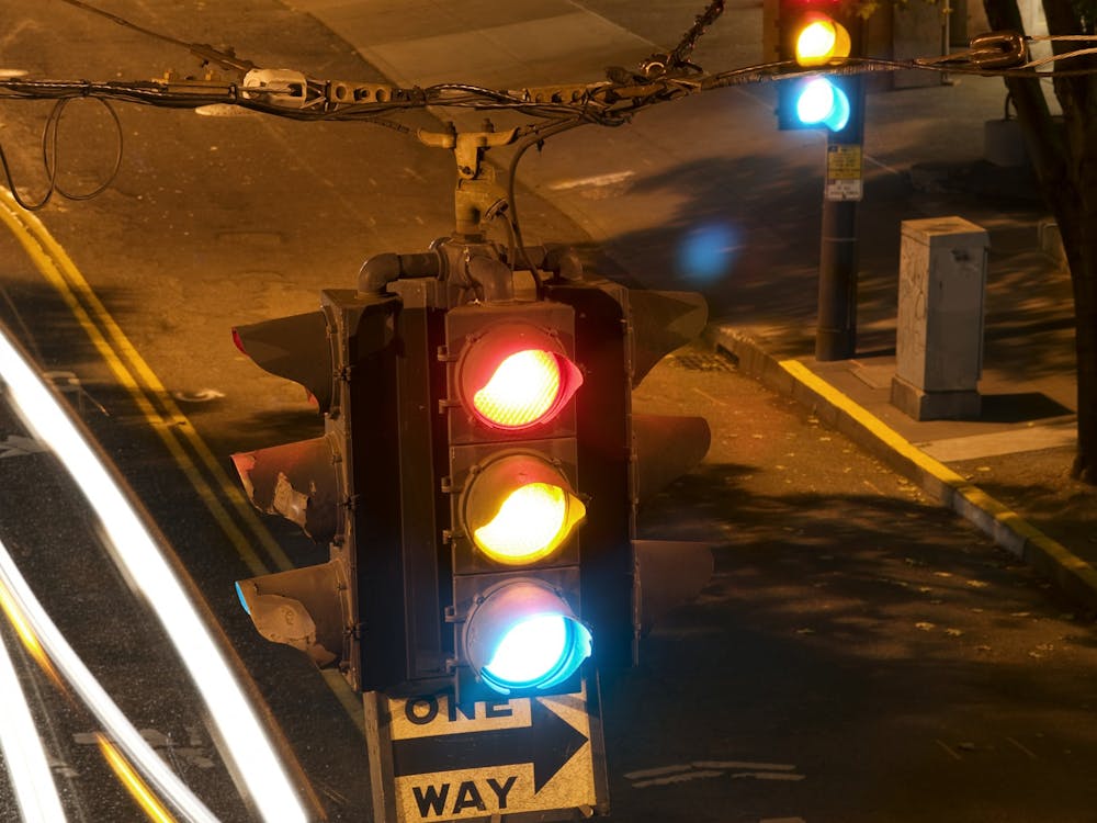 一盏红绿灯在华盛顿西雅图闪烁。为了让行人和骑自行车的人更安全，一项拟议中的布卢明顿法令将在全市新增的78个十字路口限制司机在红灯时右转。