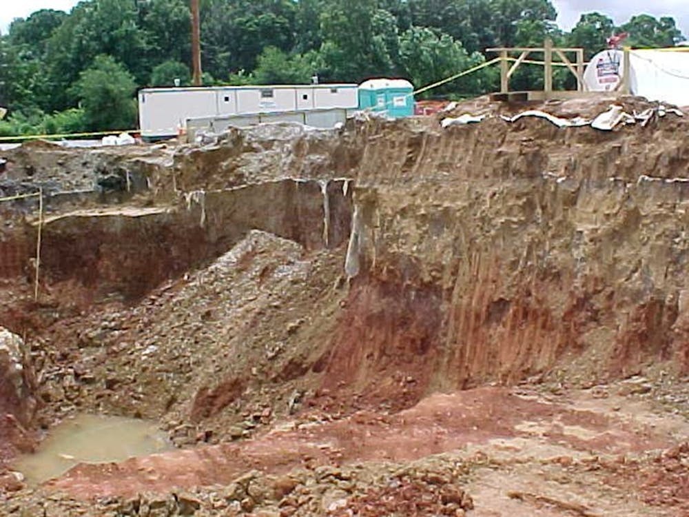 曾建井承包商，以发现多氯联苯污染多远不得不从布卢明顿垃圾填埋场蔓延。