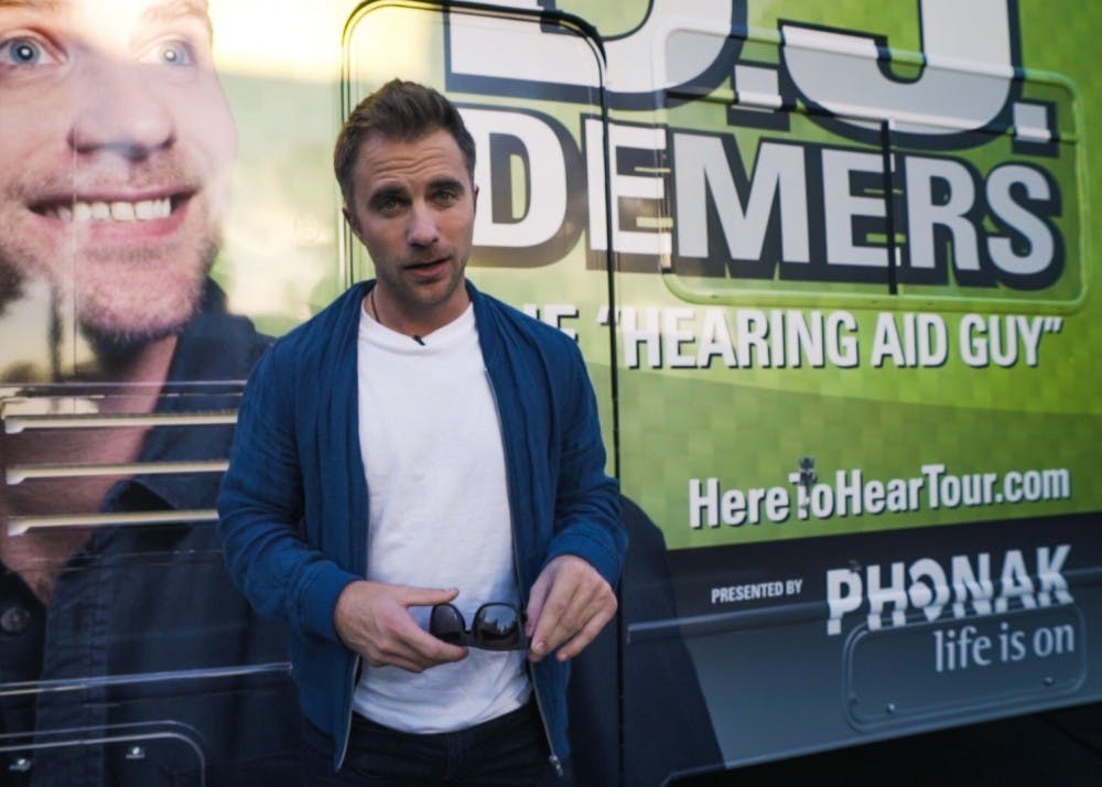 聋哑喜剧演员DJ Demers在他的房车前拍摄了一个视频博客，在他的巡回演出“这里听到”。德默斯将于晚上8点在惠滕伯格礼堂发表演讲。10月10日在印第安纳州纪念联盟举行。