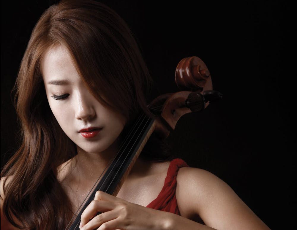 周六晚上，特雷·豪特交响乐团演奏了海顿著名的C大调大提琴协奏曲，由该交响乐团的首席大提琴手洪承嘉（SeungAh Hong）演奏。