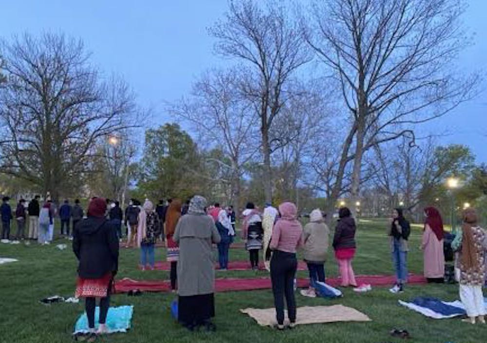 <p>学生在丹麦州丹麦特在邓恩草地上的斋月球开球奥尔塔尔祈祷。2021年伊斯兰圣月12日从4月12日到5月12日的日落。<br/> </ p> <br/>