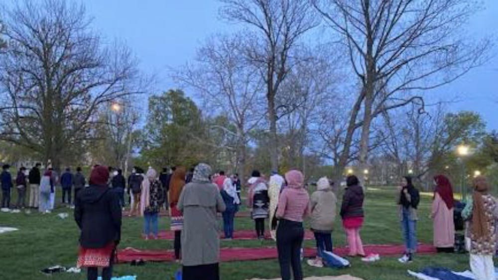 在周五的斋月开斋节期间，学生们聚集在Dunn Meadow祈祷。2021年的伊斯兰圣月从4月12日日落时持续到5月12日。