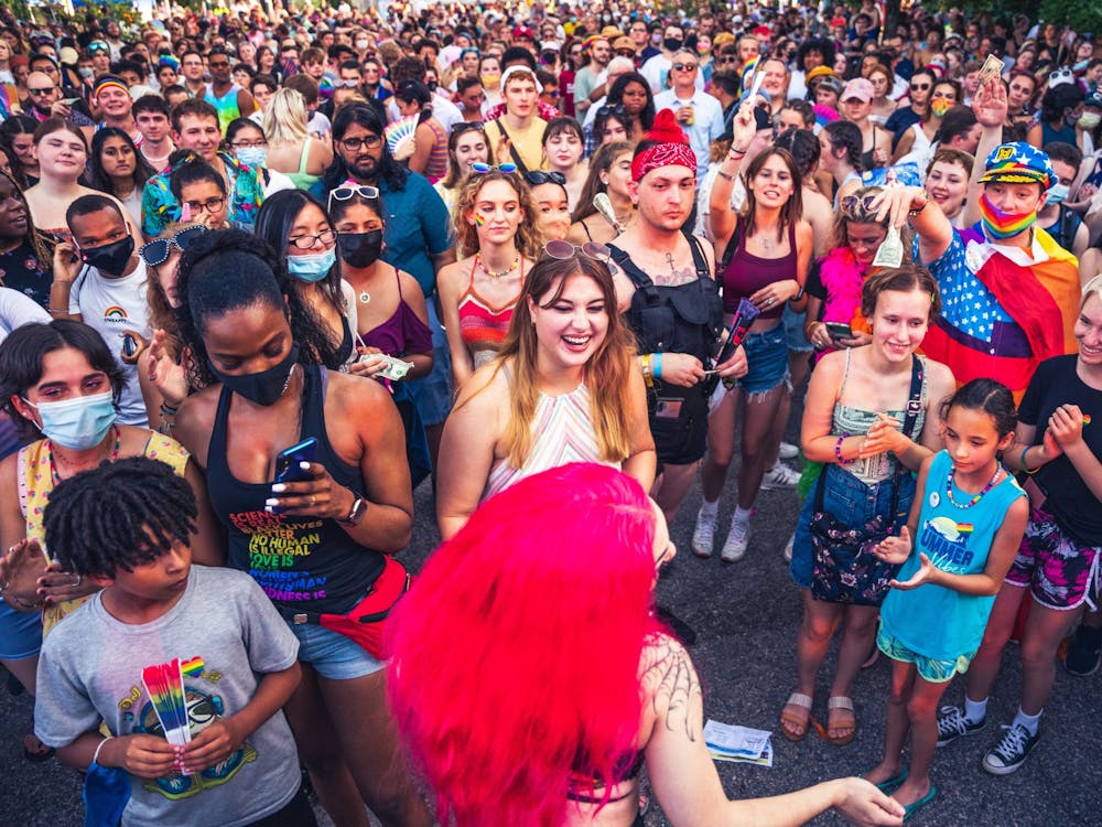 2021年8月28日，Pridefest的人群在观看变装演员Arachna的表演，这是该活动两场变装表演中的一场，在布卢明顿的柯克伍德大道举行。这是自2019年以来首次举行的亲历自豪节。