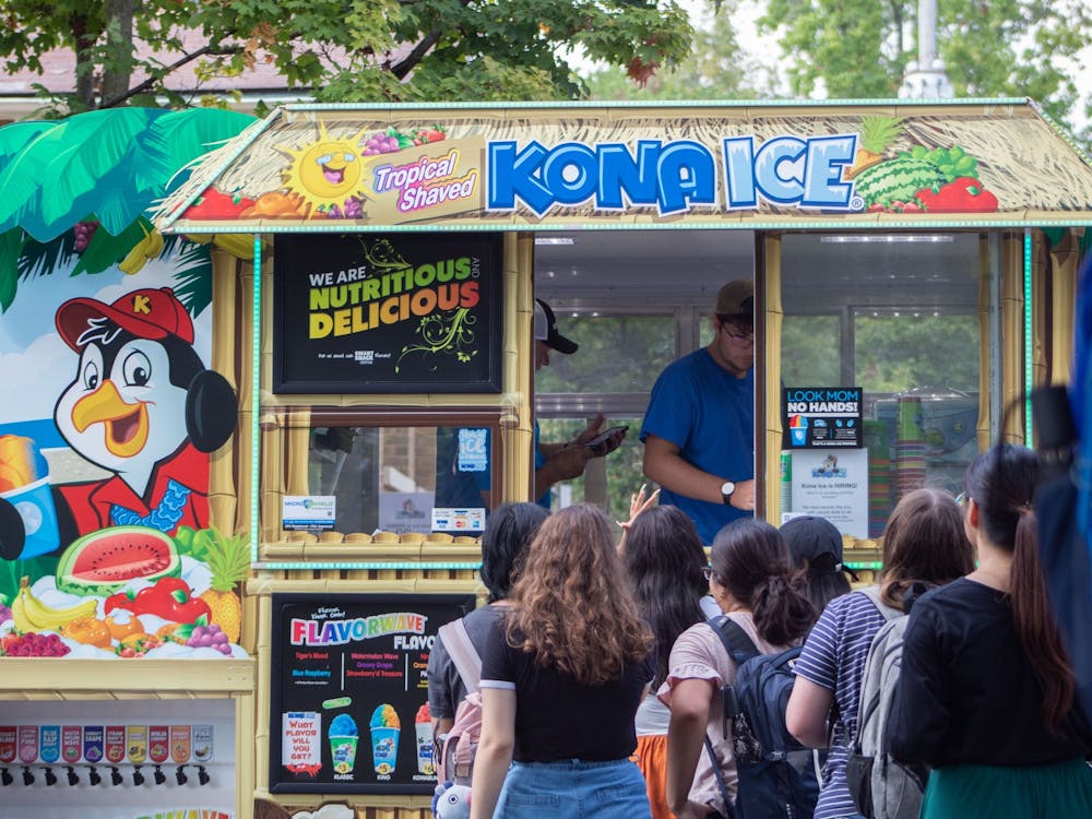 Students line up at a Kona Ice truck near the Involvement Fair Aug. 26, 2021, in Dunn Meadow. Temperatures reached over 90 degrees during the fair Thursday afternoon.