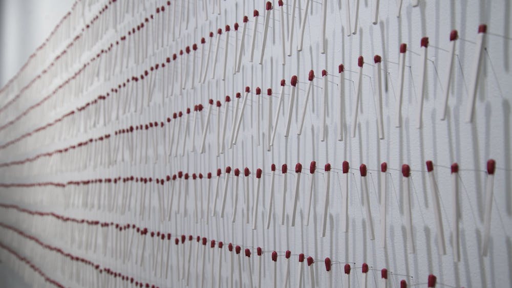 美术硕士学生艾米丽·尤尔科维奇'；在格伦瓦尔德美术馆的MFA论文展上，他的作品出现了。Yurkevicz使用纤维，她的作品关注普通物体的价值，比如火柴。