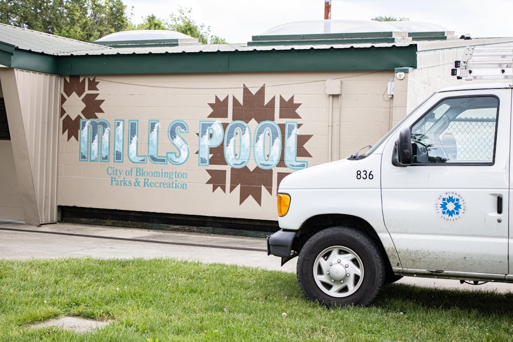 一辆布卢明顿市的卡车停在米尔斯池外位于1100 W 14街。米尔斯游泳池将于周六开放，这是自2019年以来的首次开放。