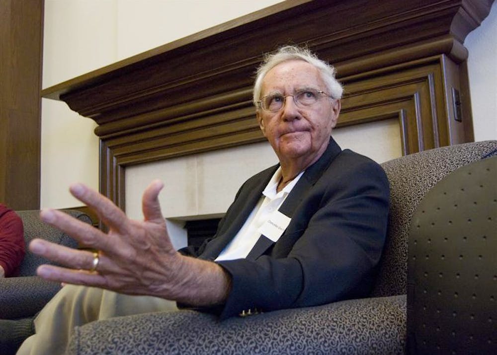 2009年，时任校长肯·格罗斯·路易斯在赫顿荣誉学院大厅的炉边聊天中与学生交谈。格罗斯·路易斯于周四去世，享年80岁。