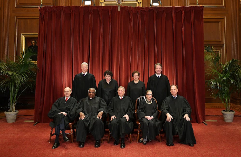 2018年11月30日，美国最高法院大法官在华盛顿特区最高法院摆姿势拍照。