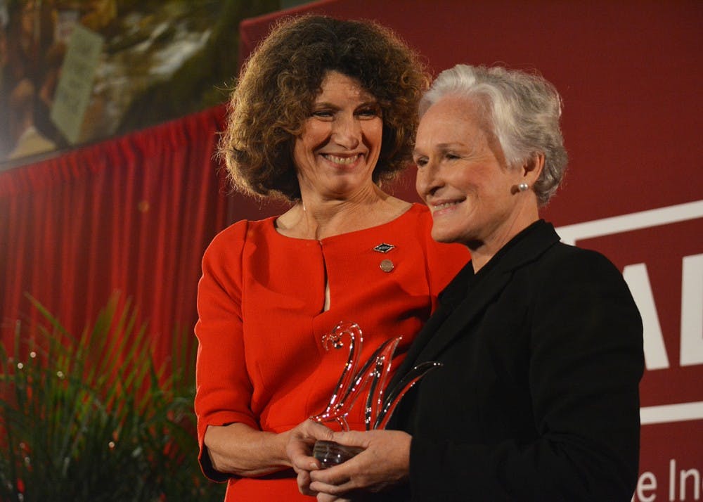 周六下午，IU的第一夫人劳丽·伯恩斯·麦克罗比在IU二百周年竞选庆典上，向女演员格伦·克洛斯颁发了“女性领路奖”。麦克罗比说，这个奖项是妇女慈善领导委员会能够给予的最高荣誉。