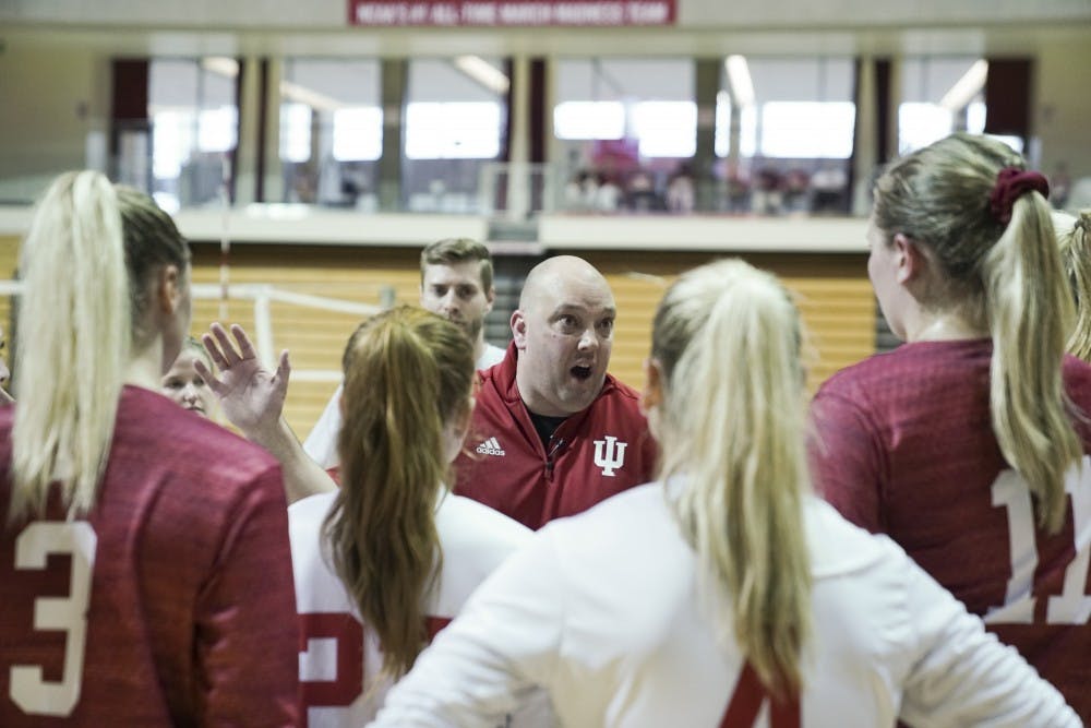 <p>Women's volleyball head coach Steve Aird huddles the whole team after the second game at the Cream &amp; Crimson scrimmage Aug. 18 in Assembly Hall. The team signed transfer Megan Sloan on Friday.</p>