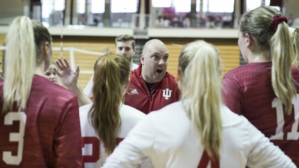 Women's volleyball head coach Steve Aird huddles the whole team after the second game at the Cream &amp; Crimson scrimmage Aug. 18 in Assembly Hall. The team signed transfer Megan Sloan on Friday.