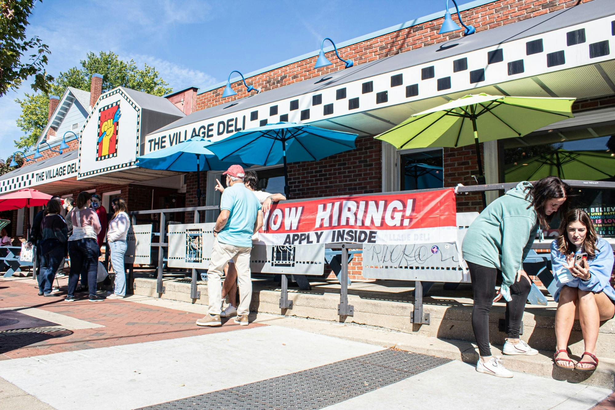 2021年9月26日，在柯克伍德大道上，可以看到村里的熟食店。该餐厅于2021年9月17日重新开放，自7月底以来因劳动力短缺而关闭。