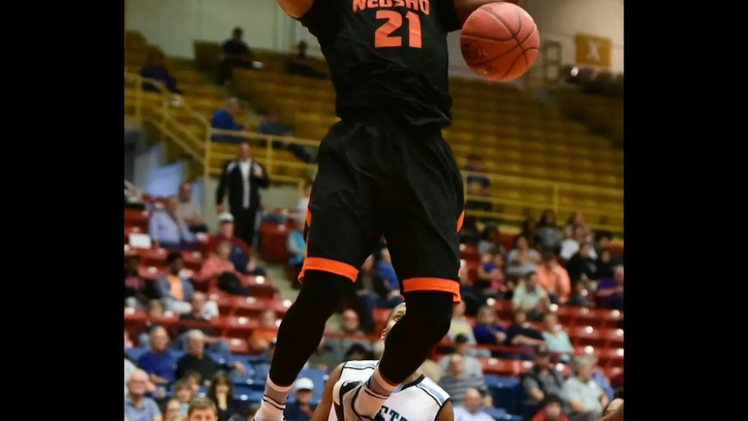 Freddie McSwain dunks during a game at Neosho County Community College. Sunday, McSwain committed to play his next two years of basketball at IU.