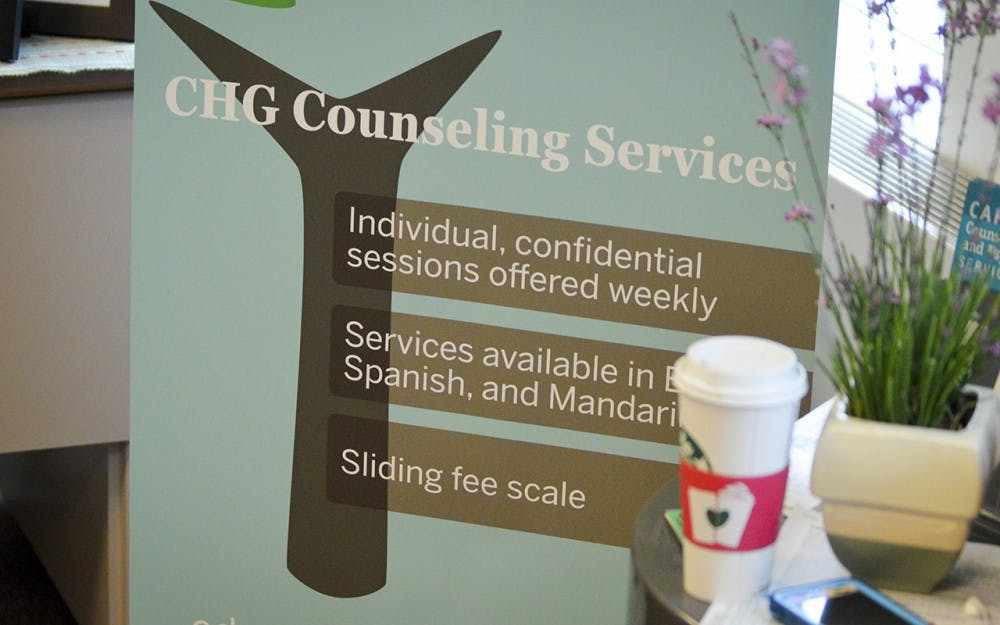 A banner located on the ground floor of the school education advertising its bilingual counseling services. Associate Professor Ellen Vaughan serves as the Director of the Unidos Team which provides counseling tailored toward students of Latino and Hispanic descent.