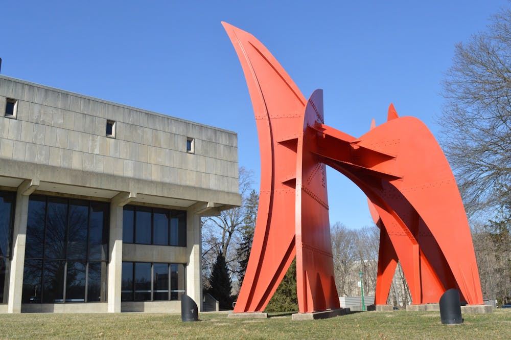 <p>“Peau Rouge Indiana”是由亚历山大Calder为20世纪70年代雅各布音乐艺术中心的雅各布学院创建的，位于乔丹大道的Mac前面。雕塑在他死亡前是Calder最后的现场特定工作。</ p>