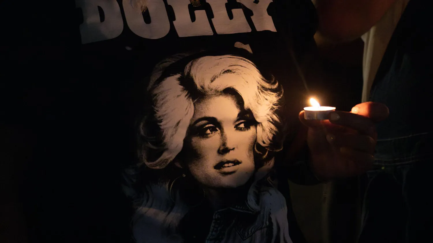 entdollyparton083026 (5).jpg