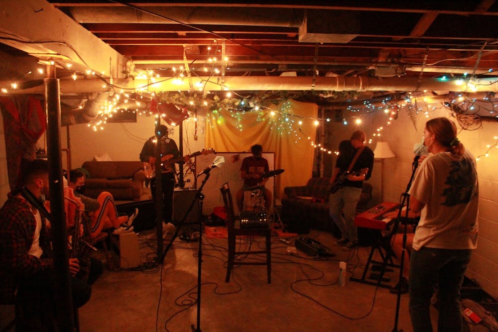 <p>布卢明顿三角洲音乐俱乐部排练了它的第一首单曲，封面是；“酸糖”；由乐队Melt于2020年9月在布卢明顿DIY场地内演出”；小屋。”<a href=”https://www.bloomingtondeltamusic.com/music“target=“\u blank”></a>该组织是一个IU学生组织，致力于为不参与Jacobs或全职乐队的本地音乐家提供继续演奏的机会，尽管他们没有参与IU的音乐</p>