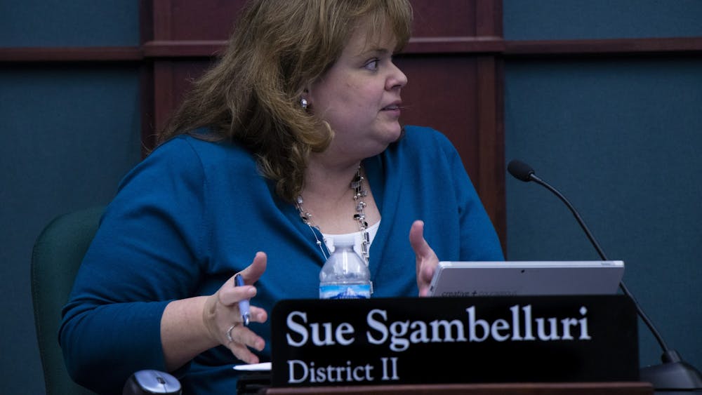 2月12日，布卢明顿市议会成员Sue Sgambelluri在市政厅举行的市议会会议上提出了一个观点。委员会讨论了可能更新的城市非自愿拖拽政策和费用。