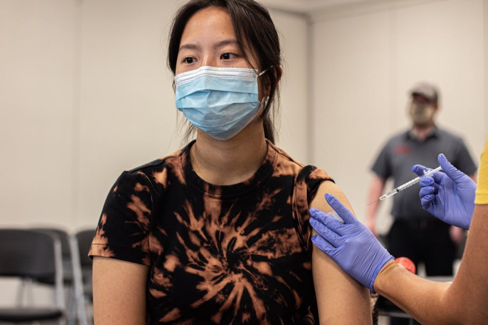 Iu Sophomore Alanna Wu在印第安纳州Paoli的橙县社区中心收到她的Covid-19疫苗接种。所有IU学生，除非能够获得豁免，否则必须在下学期开始接种Covid-19疫苗。