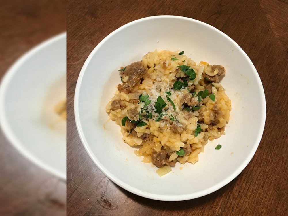 印第安纳州每日学生记者伊莎贝拉·德马科完成了意大利调味饭。德马科遵循了《纽约时报》上山姆·西夫顿的香肠烩饭食谱。