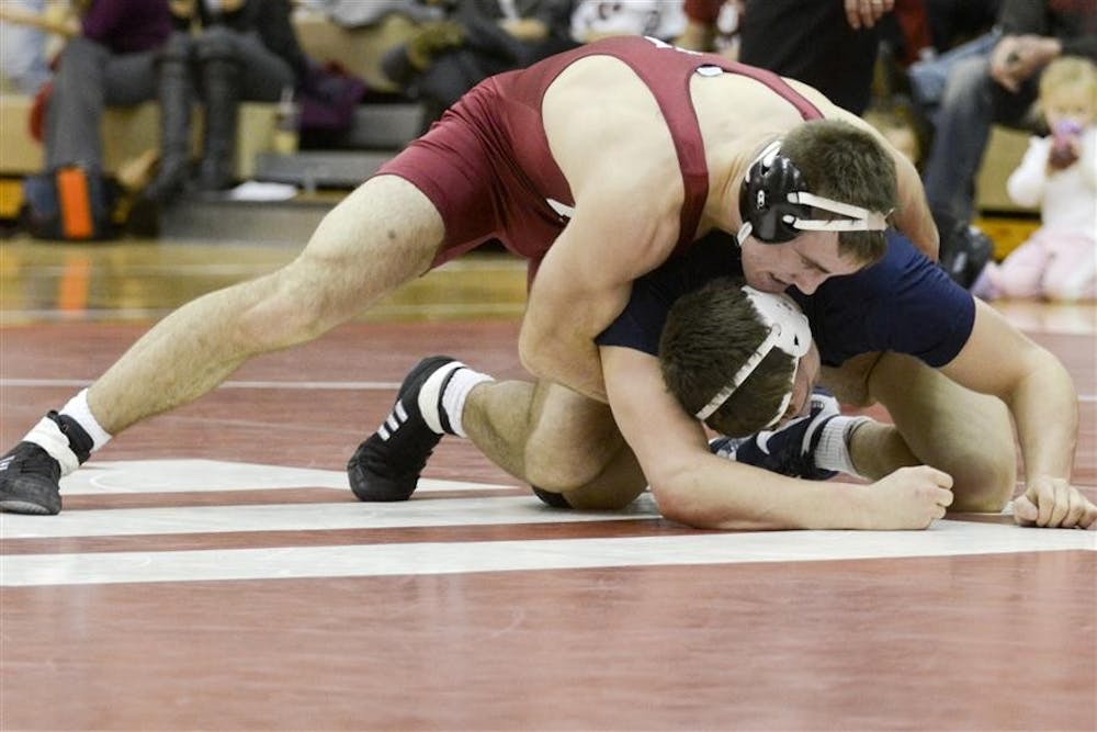 周日，Junior Matt Powless在大学体育馆击倒了一名宾夕法尼亚州立大学的对手。