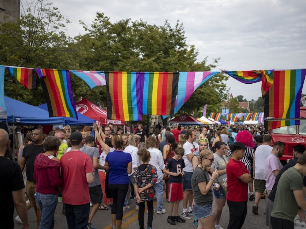8月31日，布卢明顿最傲慢的与会者在东柯克伍德大道漫步。Pridefest为不同的组织提供了许多食品、服装和宣传的摊位；