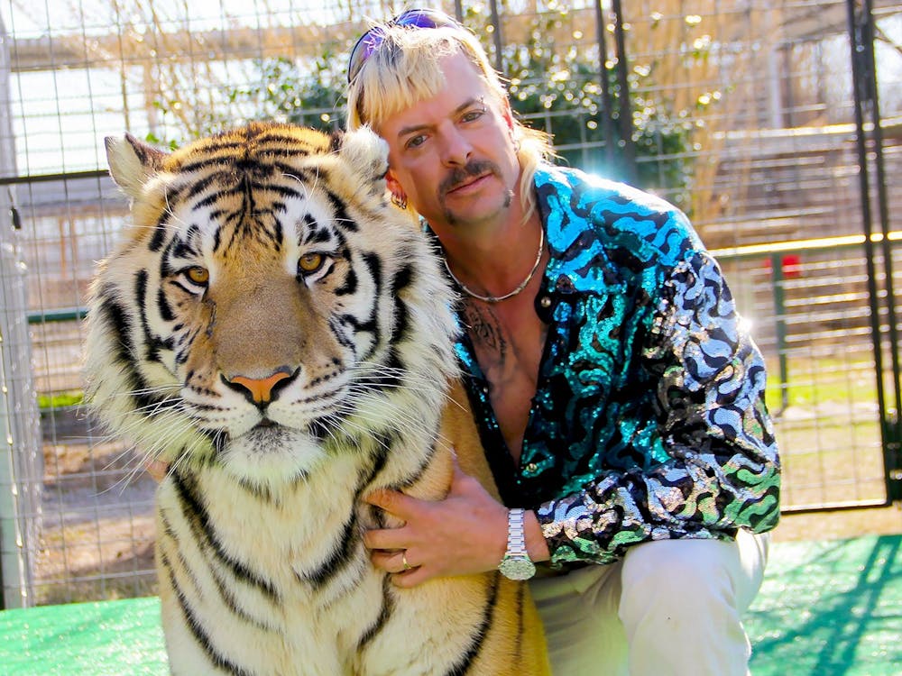 “老虎King"明星乔·异国情调摆姿势拍照。蒂莫西·斯塔克《老虎之王》根据印第安纳州法院4月7日公布的一项裁决，野生动物保护区的主人和明星不再被允许拥有外来或本土动物。