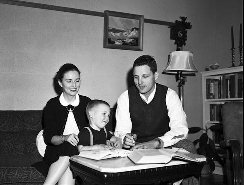 前参议员伯奇·贝赫与他的妻子马维拉·贝赫和儿子埃文在布卢明顿的家中合影留念，当时伯奇正在国际大学学习。伯奇从1963年到1981年担任印第安纳州的美国参议员。