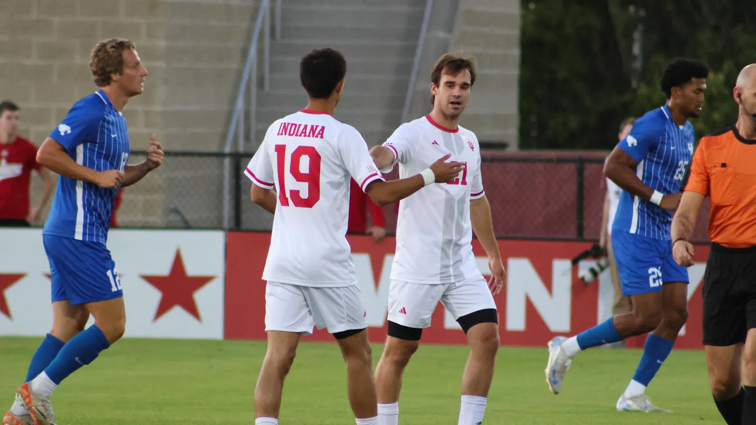 100824menssoccer_01