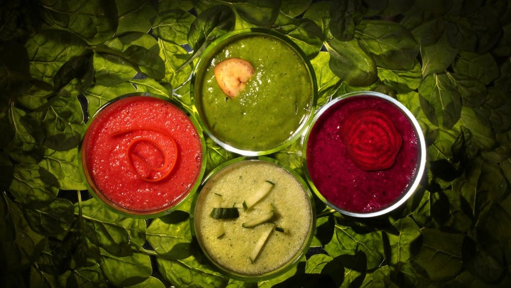 健康的冰沙(从左开始顺时针方向)有胡萝卜冰沙，绿色很容易，混合浆果和甜菜，绿色瘦肉。