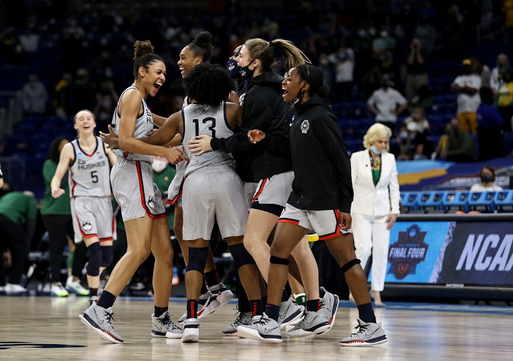 周一，康涅狄格大学女子篮球队在德克萨斯州圣安东尼奥击败贝勒队后庆祝胜利。哈士奇队将进入四强，并在周五迎战亚利桑那大学。< / p >