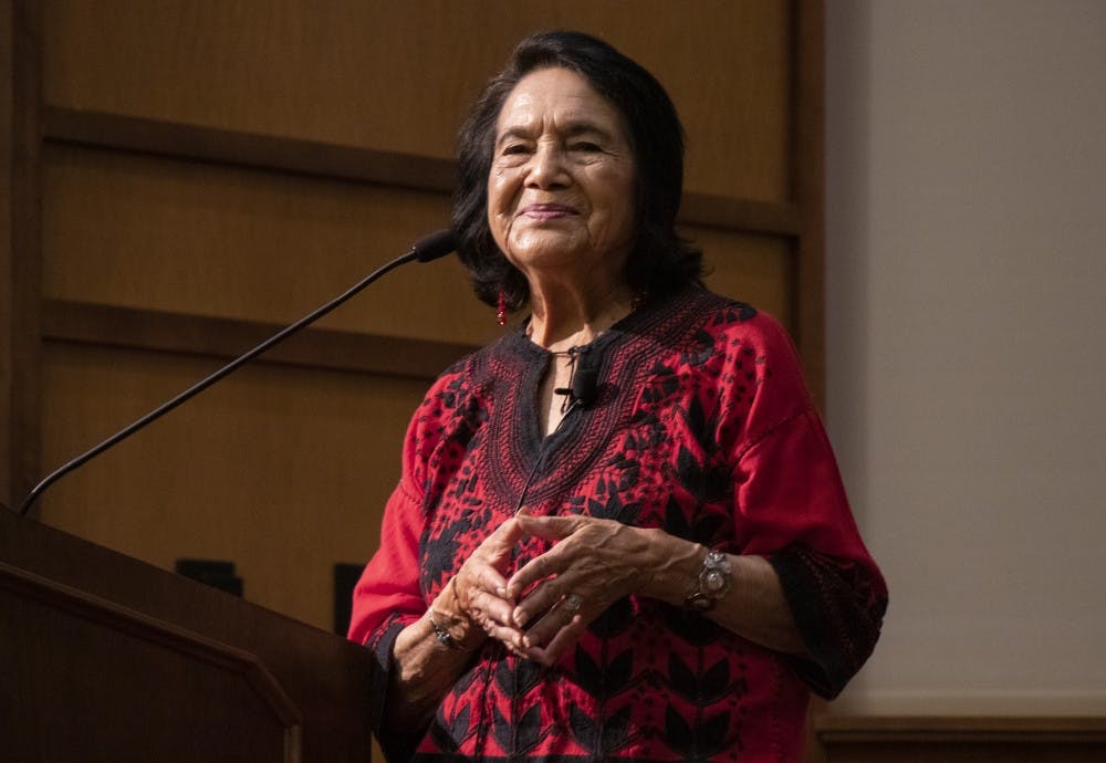 <p>民权活动家多洛雷斯·休尔塔（Dolores Huerta）于2019年9月19日在富兰克林大厅（Franklin Hall）发表演讲时微笑，观众鼓掌。休尔塔是一位活跃的美国劳工领袖，以与民权活动家塞萨尔·查韦斯合作而闻名</p>