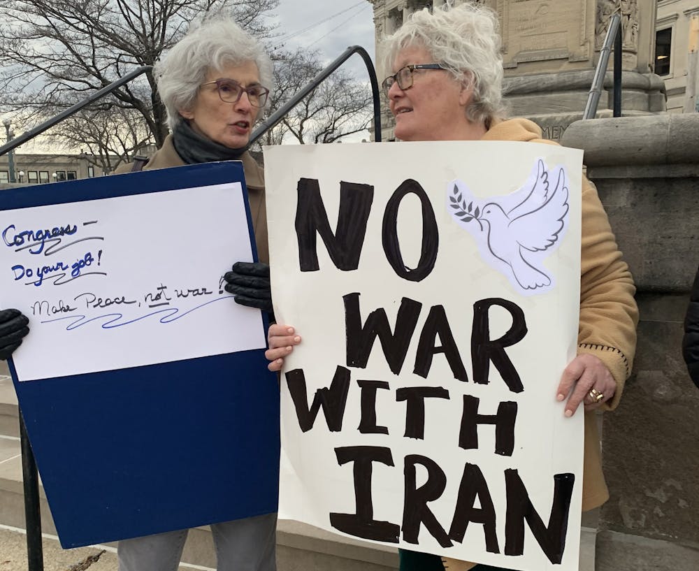 1月9日，Lynne Shifress（右）在门罗县法院前抗议。Shifress组织了这次抗议活动，作为公共政策倡导组织MoveOn发起的一场大型运动的一部分，该运动呼吁针对最近伊拉克针对伊朗激进分子的升级进行反战抗议。