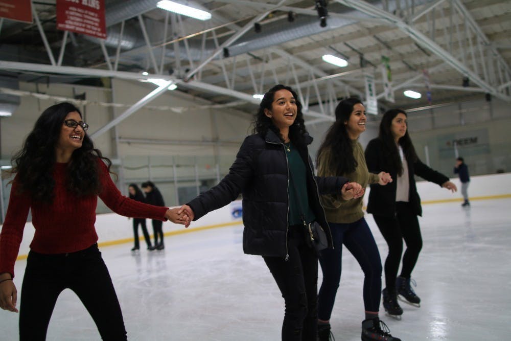 2019年2月23日，学生们在弗兰克南冰竞技场滑冰。</p><p><br/></p>