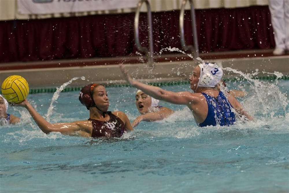 在康西尔曼/比林斯利水上运动中心，印第安人队以10比9战胜哈特威克，高级公共事业Lauren Wyckoff准备传球。