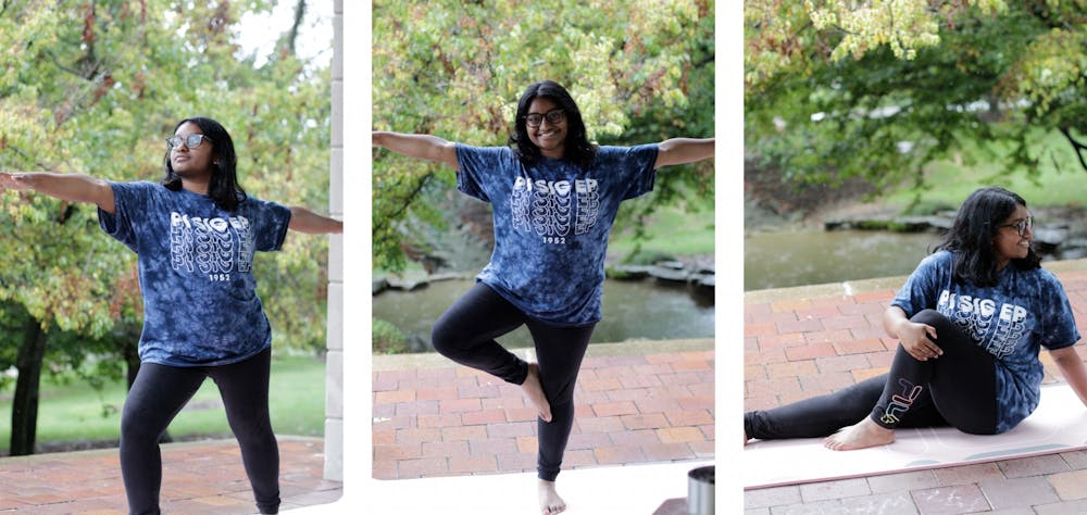 2021年9月22日，在赫尔曼B威尔斯图书馆外，大二学生哈里普里亚·贾卢里展示了在公共卫生学院I190：瑜伽1所学的瑜伽姿势。每周上课两次，每次50分钟。