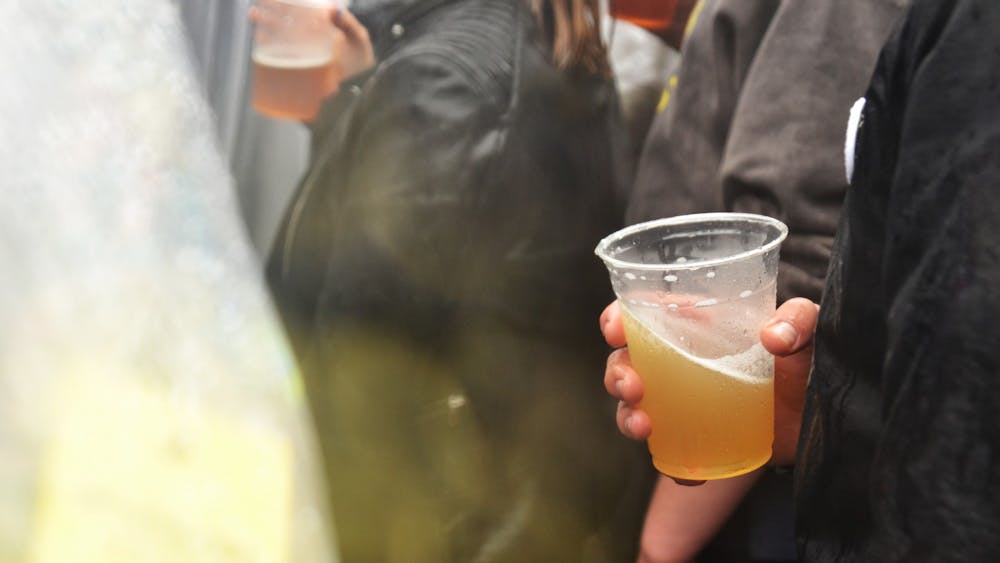 有人在“喝啤酒”的时候拿着一杯啤酒；格兰法隆：户外音乐节；5月11日在高地酿酒公司。﻿在州长埃里克·霍尔科姆（Eric Holcomb）宣布因冠状病毒大流行禁止在餐馆和酒吧就餐后，这家酿酒公司最近解雇了87%的员工。