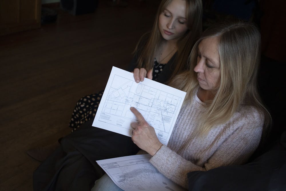 2月16日，黛比·科科伦和她的女儿西德尼·里德在印第安纳州马丁斯维尔的家中查看化学烟羽地图。化学烟羽是由城市中不同公司不当处理的化学物质造成的污染区域。其中一个穿过他们的社区。