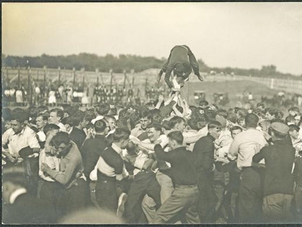 1909年，学生们参加了一场以占领国旗为主题的残课活动。课后活动就像娱乐运动一样，每年都会在校园各处举行。