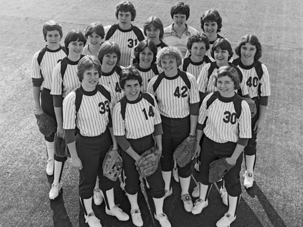 1979年的IU垒球队摆姿势拍照。1979年和1980年的队伍在2017年回到布卢明顿，以表彰他们的成就。
