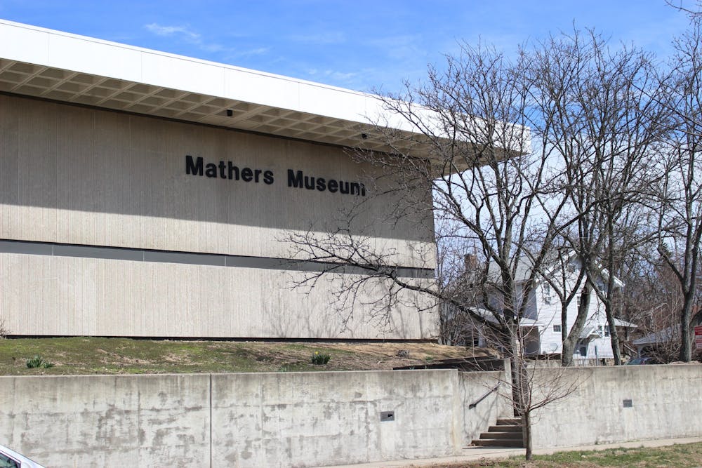 周四下午4:30,IU教授Rebecca Dirksen将在马瑟斯世界文化博物馆(Mathers Museum of World Cultures)主持一场以海地鼓展览为中心的策展人演讲。