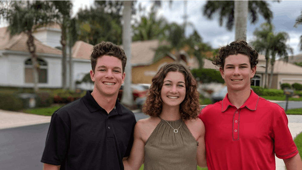 艾米丽·艾萨克曼与弟弟麦克斯(17岁)和扎克(14岁)在感恩节合影。马克斯和扎克都就读于圣地亚哥的托里派恩高中。