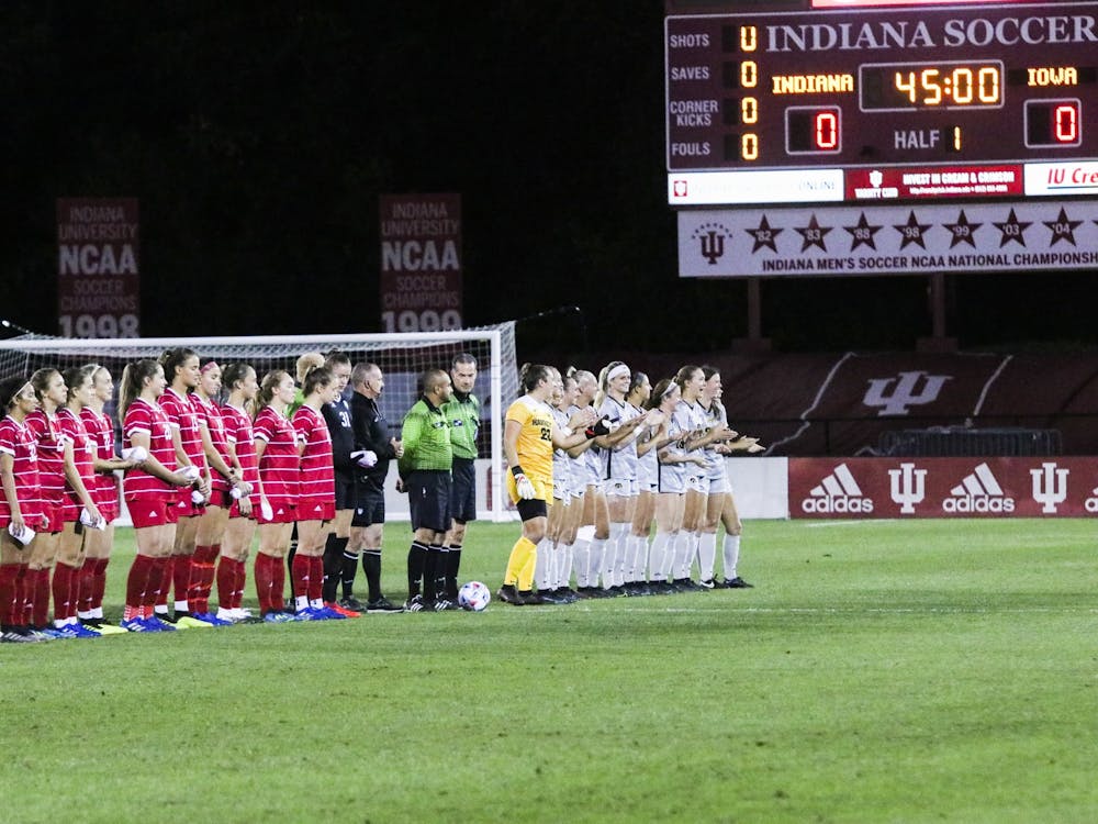 印第安纳州和爱荷华州妇女大学'；2021年9月23日，比尔·阿姆斯特朗体育场，美国足球队在比赛开始前排成一行。印第安纳队以2比0击败了爱荷华州队。