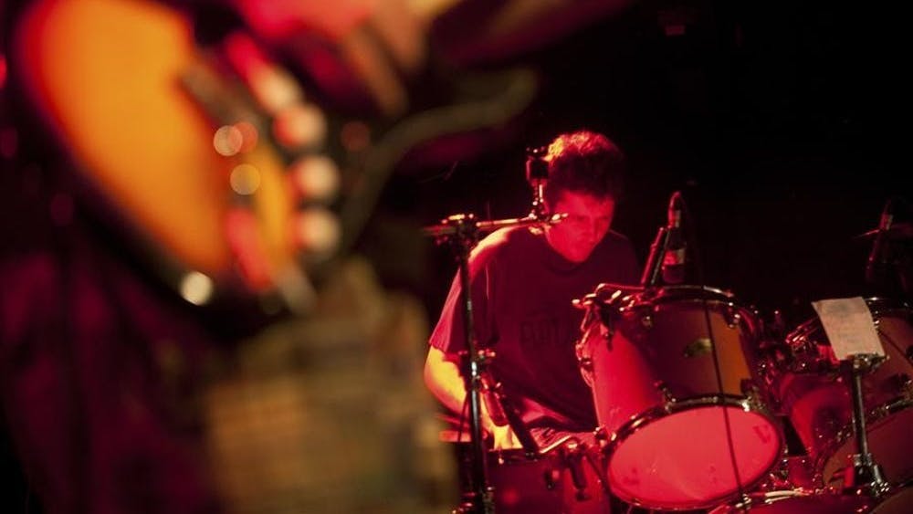 2011年7月10日，“火山莲花”乐队鼓手本·卡拉布雷斯在“布卢明顿乐队之战”四分之一决赛中表演。今年在Buskirk-Chumley剧院举行的“乐队之战”的申请截止到4月16日。