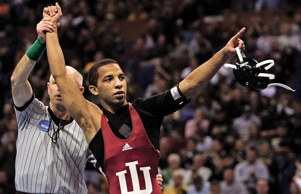 2008年3月22日星期六，在圣路易斯举行的NCAA全国摔跤锦标赛上，印第安纳州的安吉尔·埃斯科贝多在125磅的冠军赛中庆祝他战胜明尼苏达州的杰森·内斯。