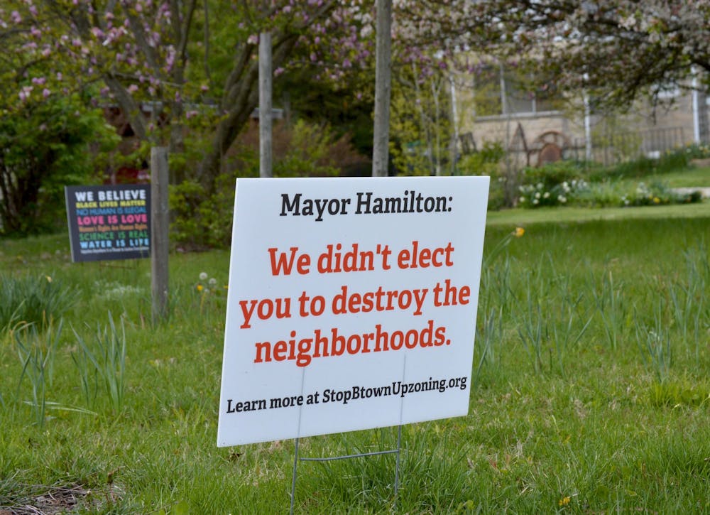 布莱恩公园附近的一块牌子上写着；汉密尔顿市长：我们没有'；“我不会选你去破坏社区。”；拟议的分区区将允许在传统的单户住宅区内建造双工楼和类似结构。