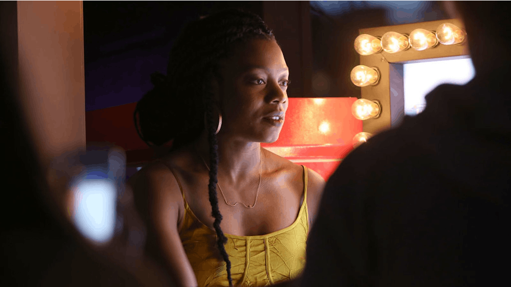“小Woods"编剧兼导演妮娅·达科斯塔在《小森林》洛杉矶粉红地毯首映式上向媒体介绍她的电影。2019年4月1日，洛杉矶。