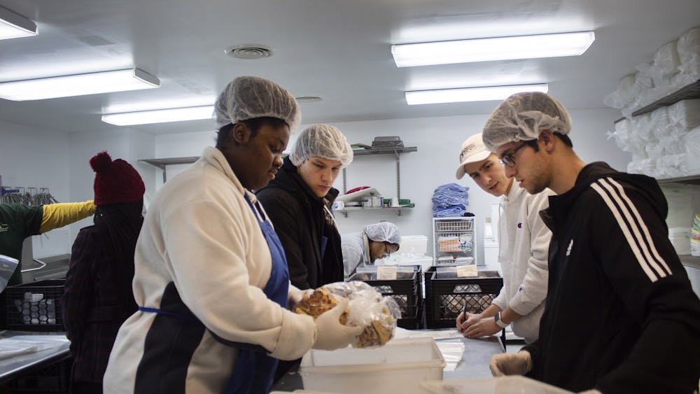 IU学生志愿者包裹食品2019年2月20日，在Hoosier Hills Food Bank。食品银行在2020年将食物分配39％。