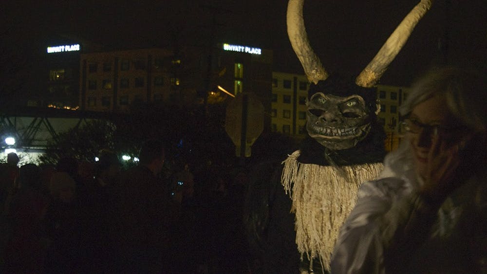 在布卢明顿市中心举行的2014年克兰普斯游行中，人们装扮成“坏圣诞老人”克兰普斯的恶魔追随者。这些生物走在麦迪逊街上，嘲笑那些贴着“淘气”标签的人。