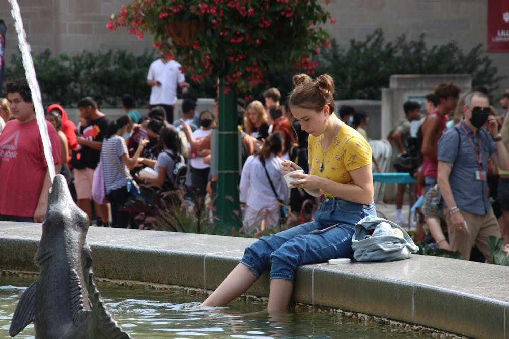 8月19日，文化节期间，大一新生埃斯特拉·波登在Showalter喷泉中蘸着脚吃冰淇淋。欢迎周活动包括许多摊位、食品车和现场表演。